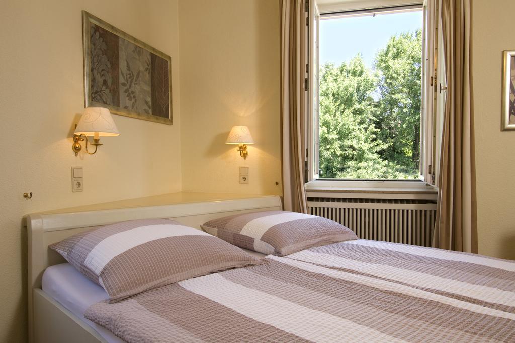Gaestehaus Hebinger Am Schlosspark Deidesheim Room photo